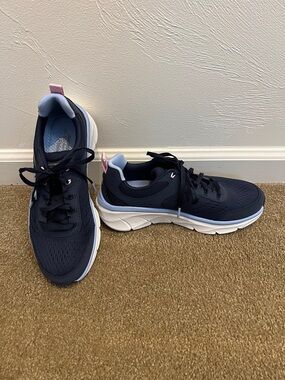 NWOT. Skechers D’Lux Walker 2.0.